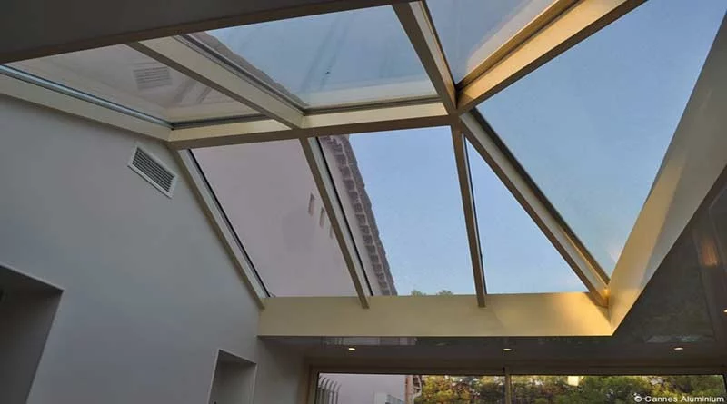 veranda à toiture plate et une partie en dôme de verre